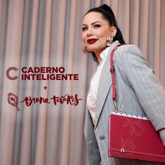 Bruna Tavares com o Caderno Inteligente BT Cherry e um strap & go