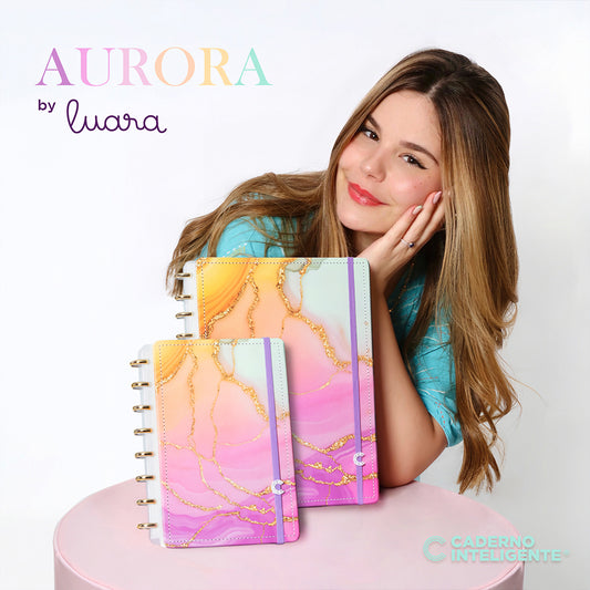 Luara com o caderno inteligente aurora grande e a5
