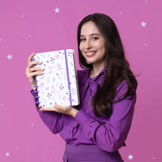 Sof Martins com o seu planner Lilac Fields da marca Caderno Inteligente