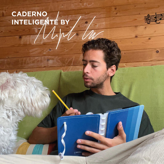 Miguel Luz com o Caderno Inteligente Blue Creative Journal