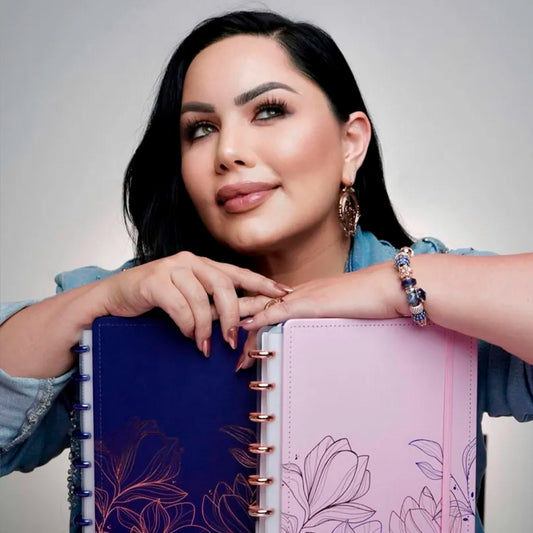 Bruna Tavares com o Caderno Inteligente BT Dream a mostrar a capa e contracapa