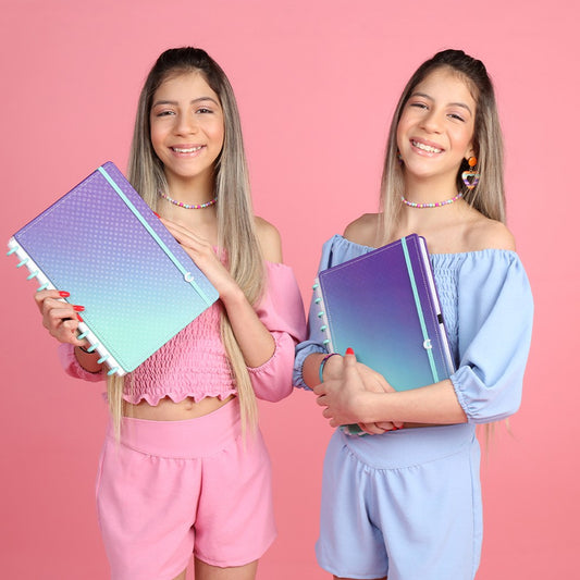 Irmãs Planeta das Gêmeas com os seus cadernos inteligentes Mystic Glow
