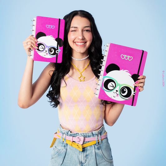 Luluca com o seu Caderno Inteligente Pandalu Glow