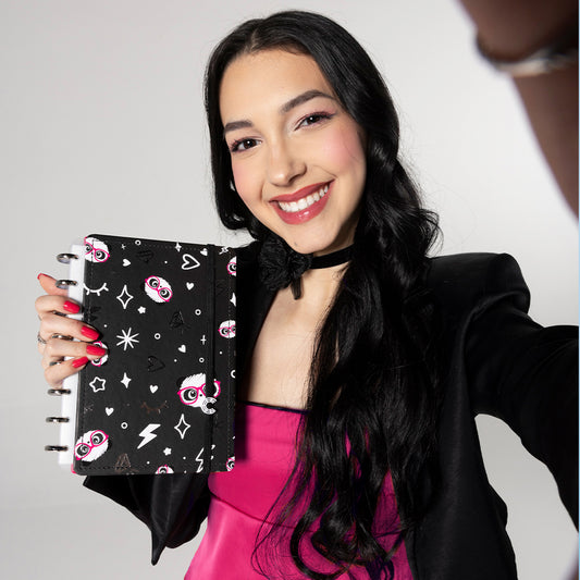 Luluca com o seu Caderno Inteligente Pandalu Star